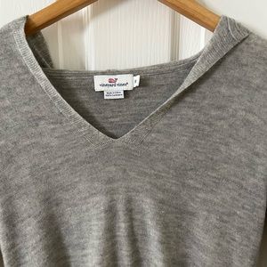 Vineyard Vines 💯 cashmere gray v-neck hoodie XS